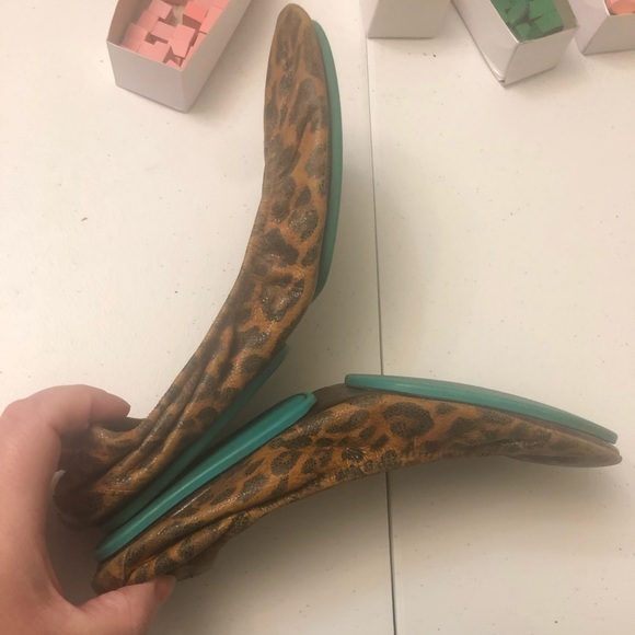 Size 9 leopard print tieks in loved condition - Picture 5 of 6